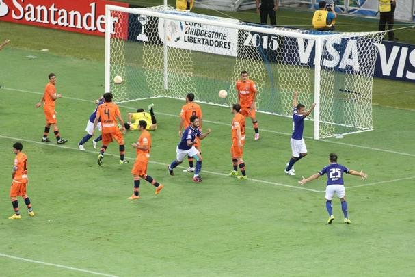 Leo marcou o segundo gol do Cruzeiro no Mineirão