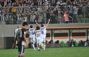 Rafael Carioca, em belo chute de fora da rea, marcou o gol da classificao do Atltico na Libertadores