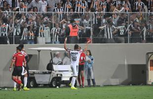 Rafael Carioca, em belo chute de fora da rea, marcou o gol da classificao do Atltico na Libertadores