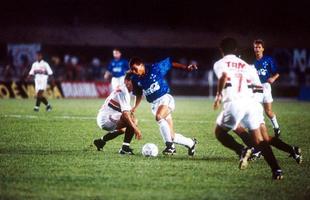 Com Ronaldo em campo, Cruzeiro e So Paulo decidiram a Recopa Sul-Americana de 1993.  Aps empates sem gols em So Paulo e Belo Horizonte, o Tricolor venceu nos pnaltis e faturou o ttulo