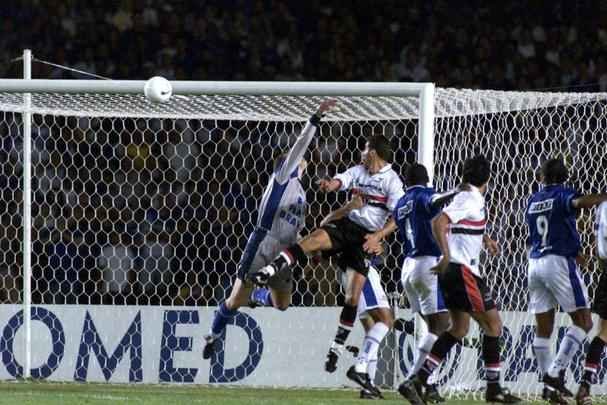 Em 2000, o Cruzeiro foi campeo da Copa do Brasil sobre o So Paulo, em jogo histrico no Mineiro, decidido com gol de Giovanni em cobrana de falta, nos instantes finais 