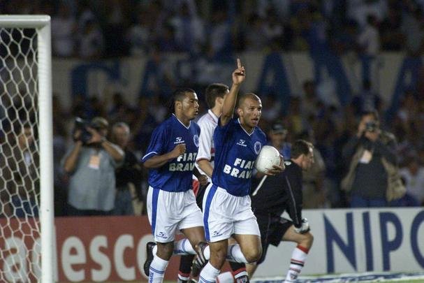 Em 2000, o Cruzeiro foi campeo da Copa do Brasil sobre o So Paulo, em jogo histrico no Mineiro, decidido com gol de Giovanni em cobrana de falta, nos instantes finais 