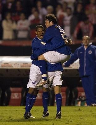 Em 2009, o Cruzeiro eliminou o So Paulo nas quartas de final da Libertadores, com duas vitrias contundentes: 2 a 1 no Mineiro, com gols de Z Carlos e Leonardo Silva - Washington fez para o Tricolor;  na volta, no Morumbi, Kleber e Henrique marcaram os gols do triunfo por 2 a 0