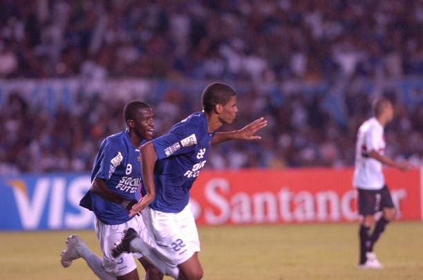 Em 2009, o Cruzeiro eliminou o So Paulo nas quartas de final da Libertadores, com duas vitrias contundentes: 2 a 1 no Mineiro, com gols de Z Carlos e Leonardo Silva - Washington fez para o Tricolor;  na volta, no Morumbi, Kleber e Henrique marcaram os gols do triunfo por 2 a 0