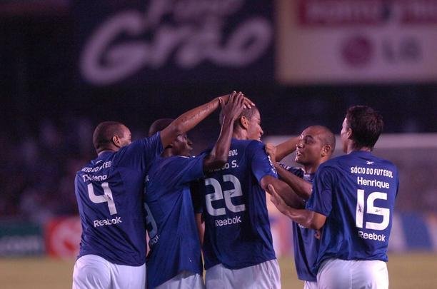 Em 2009, o Cruzeiro eliminou o So Paulo nas quartas de final da Libertadores, com duas vitrias contundentes: 2 a 1 no Mineiro, com gols de Z Carlos e Leonardo Silva - Washington fez para o Tricolor;  na volta, no Morumbi, Kleber e Henrique marcaram os gols do triunfo por 2 a 0