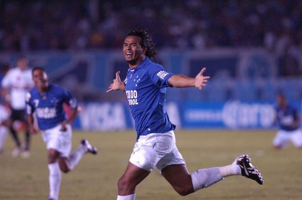 Em 2009, o Cruzeiro eliminou o So Paulo nas quartas de final da Libertadores, com duas vitrias contundentes: 2 a 1 no Mineiro, com gols de Z Carlos e Leonardo Silva - Washington fez para o Tricolor;  na volta, no Morumbi, Kleber e Henrique marcaram os gols do triunfo por 2 a 0