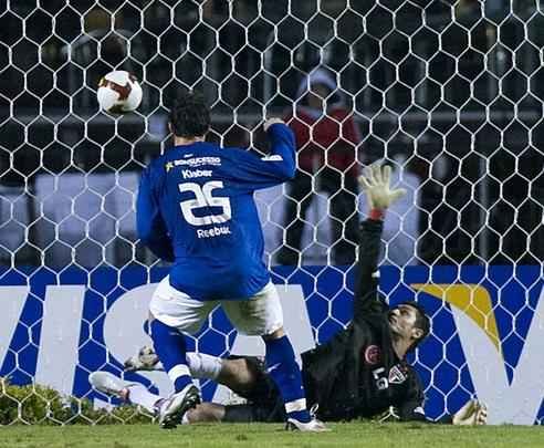 Em 2009, o Cruzeiro eliminou o So Paulo nas quartas de final da Libertadores, com duas vitrias contundentes: 2 a 1 no Mineiro, com gols de Z Carlos e Leonardo Silva - Washington fez para o Tricolor;  na volta, no Morumbi, Kleber e Henrique marcaram os gols do triunfo por 2 a 0