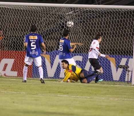 Em 2010, o So Paulo deu o troco e eliminou o Cruzeiro nas quartas de final da Libertadores. O Tricolor venceu no Mineiro, por 2 a 0, e repetiu o placar no Morumbi 