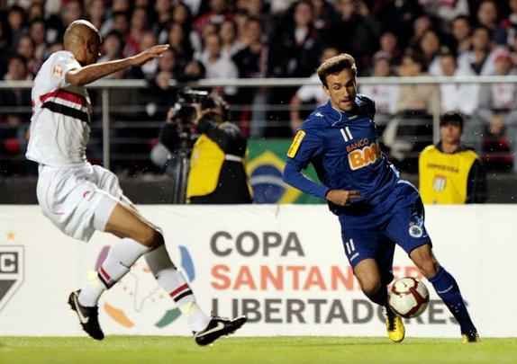 Em 2010, o So Paulo deu o troco e eliminou o Cruzeiro nas quartas de final da Libertadores. O Tricolor venceu no Mineiro, por 2 a 0, e repetiu o placar no Morumbi 