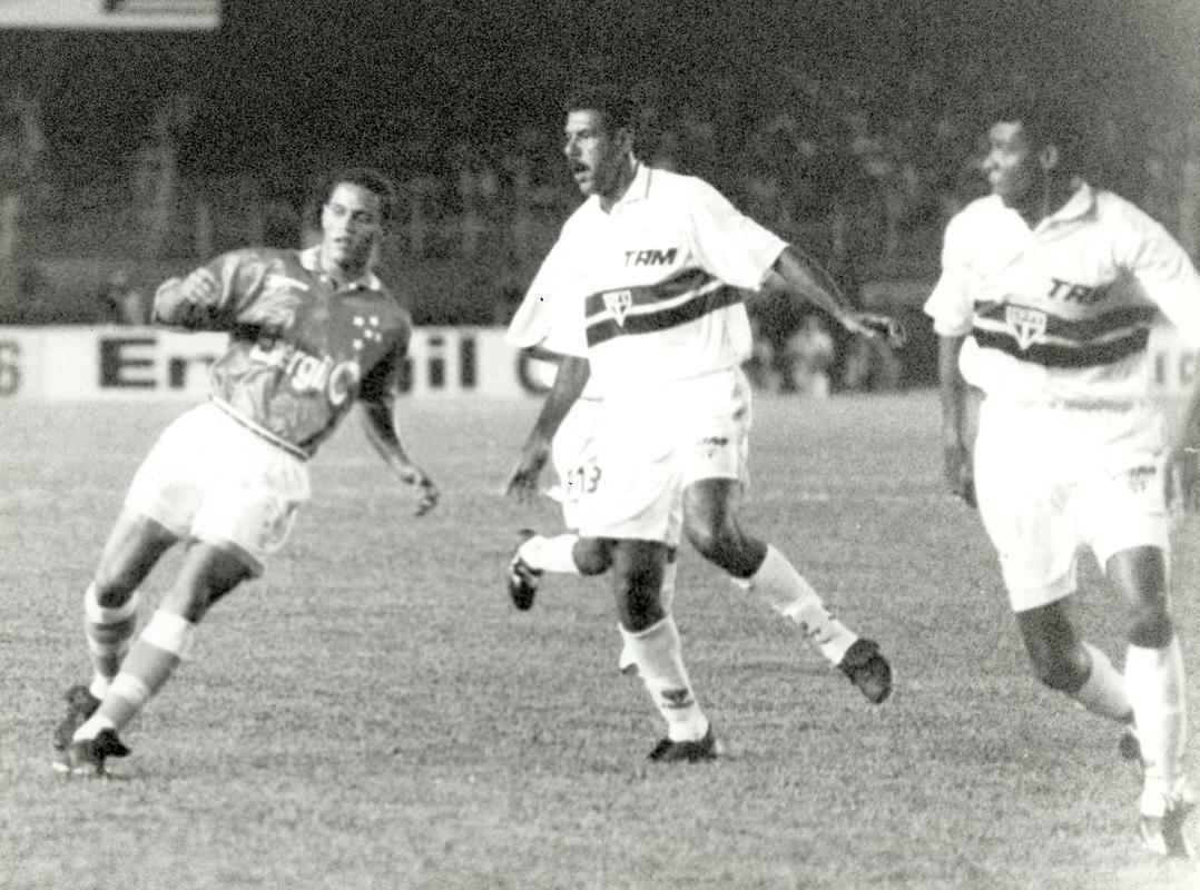 Em 1995, o Cruzeiro conquistou a  Copa Ouro Sul-Americana sobre o So Paulo, no Pacaembu. A deciso foi novamente por pnaltis aps cada equipe vencer por 1 a 0 como mandante 