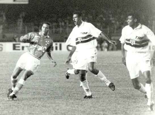 Em 1995, o Cruzeiro conquistou a  Copa Ouro Sul-Americana sobre o São Paulo, no Pacaembu. A decisão foi novamente por pênaltis após cada equipe vencer por 1 a 0 como mandante 