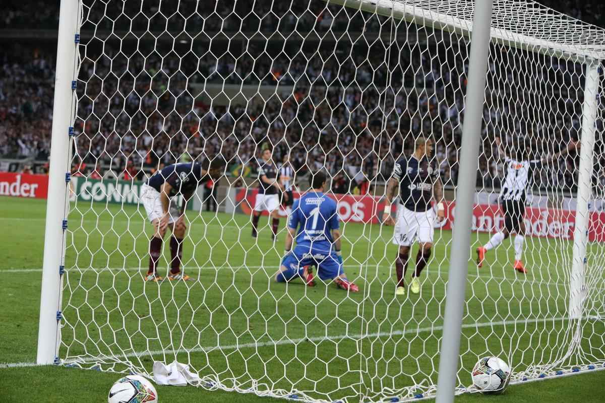 Na Recopa Sul-Americana, o Galo perdia no Mineiro por 2 a 1, mas buscou foras para virar o placar para 4 a 3 e garantir mais uma taa.
