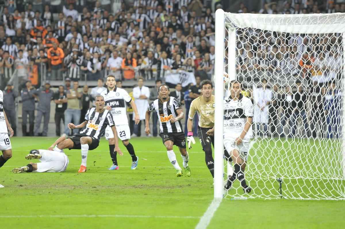 Na deciso da Libertadores, contra o Olmpia, novamente o Galo fez 2 a 0, em outra partida cheia de emoes, e levou a definio para as penalidades, com novo sucesso.