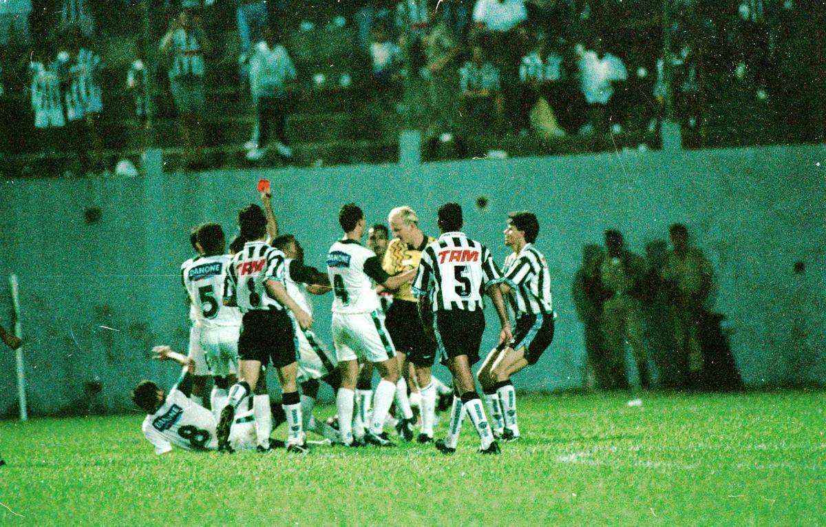 Em 1996, no jogo da reestreia de Toninho Cerezo no Atltico, Taffarel foi expulso por agredir jogador da Caldense aps perder a bola e fazer falta