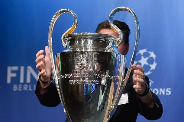 Fotos dos sorteios das semifinais da Liga dos Campeões e da Liga Europa