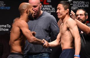 Pesagem do UFC 186 em Montreal - Demetrious Johnson e Kyoji Horiguchi se cumprimentam