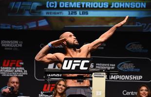 Pesagem do UFC 186 em Montreal - Demetrious Johnson e o gesto caracterstico ao bater o peso 