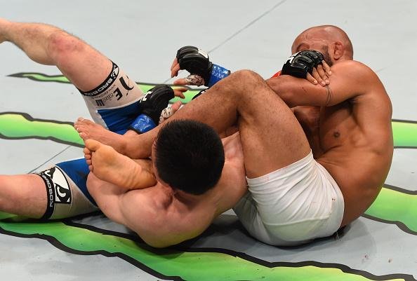 Demetrious Johnson vence Kyoji Horiguchi por finalizao, com armlock a apenas um segundo para fim da luta em Montreal, e mantm o cinturo dos moscas 