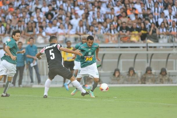 Imagens do primeiro tempo do jogo entre Atltico e Caldense, no Mineiro, pela final do Estadual