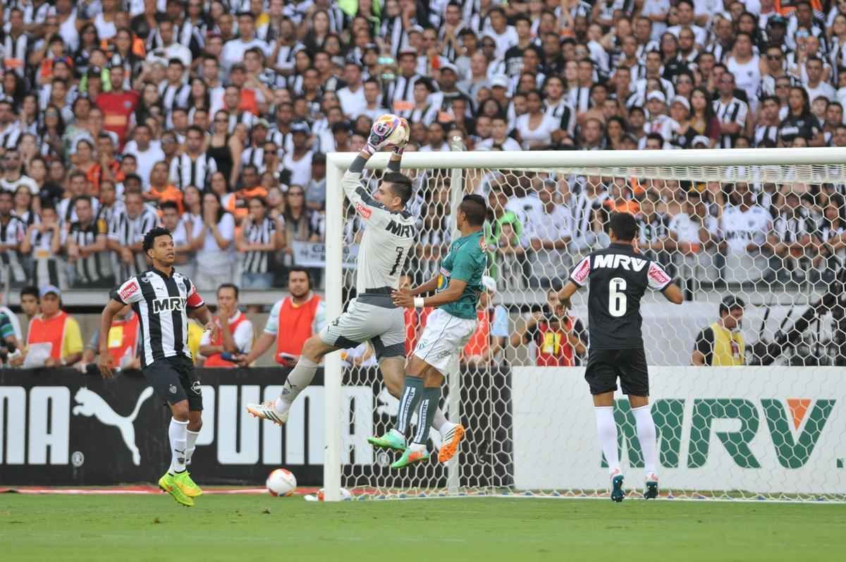 Imagens do primeiro tempo do jogo entre Atltico e Caldense, no Mineiro, pela final do Estadual