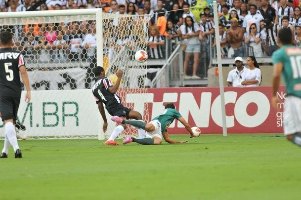 Imagens do primeiro tempo do jogo entre Atltico e Caldense, no Mineiro, pela final do Estadual