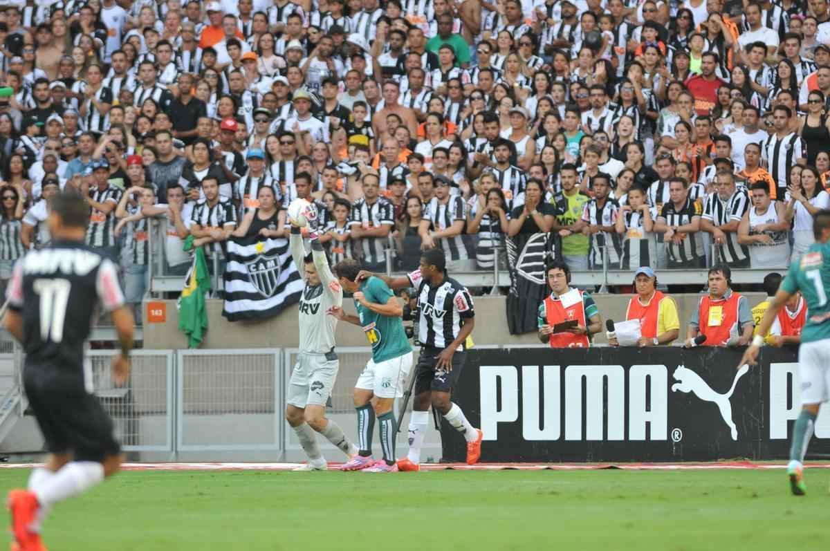 Imagens do primeiro tempo do jogo entre Atltico e Caldense, no Mineiro, pela final do Estadual