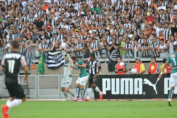 Imagens do primeiro tempo do jogo entre Atltico e Caldense, no Mineiro, pela final do Estadual