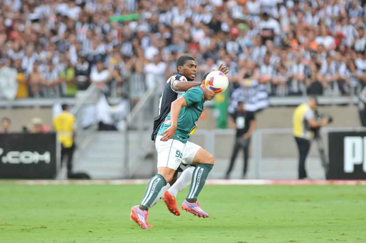 Imagens do primeiro tempo do jogo entre Atltico e Caldense, no Mineiro, pela final do Estadual