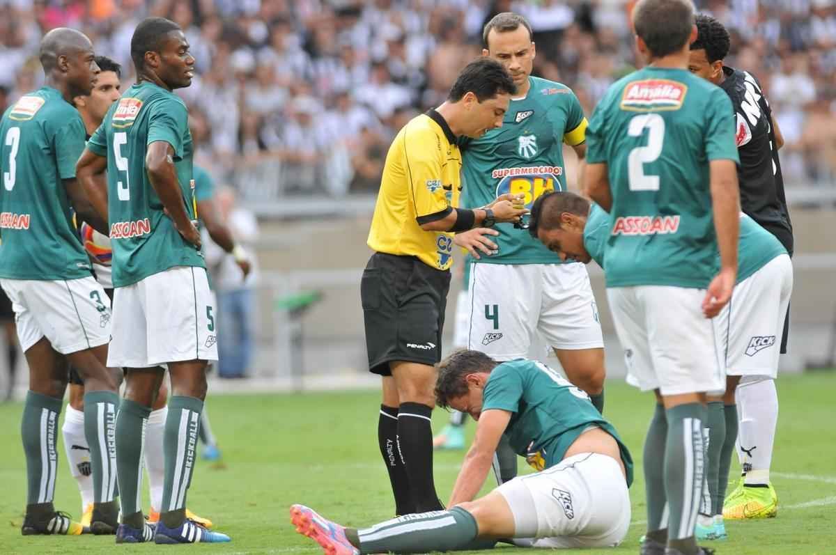 Imagens do primeiro tempo do jogo entre Atltico e Caldense, no Mineiro, pela final do Estadual