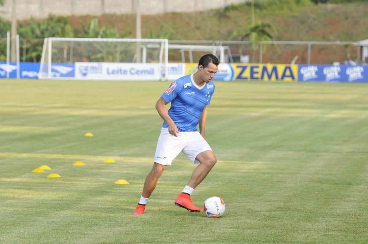 Atacante Leandro Damio, em recuperao de leso muscular, fez trabalho especfico no gramado