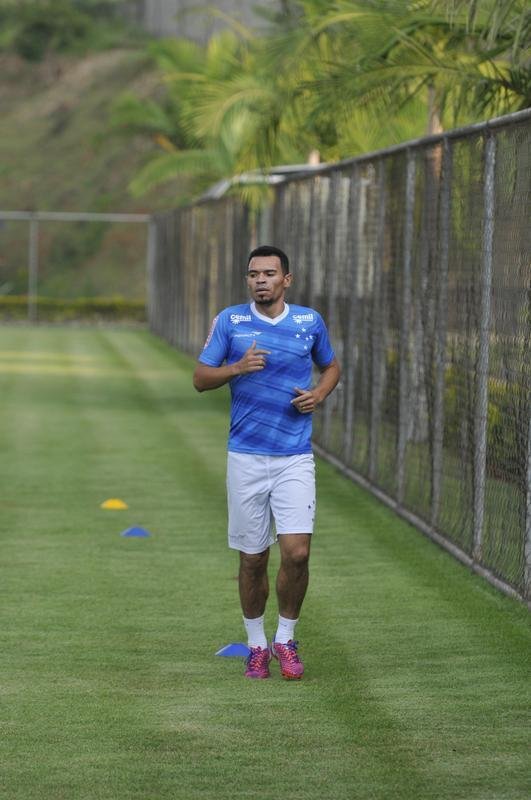 Lateral-direito Cear fez atividade  parte, depois de cirurgia no menisco do joelho direito