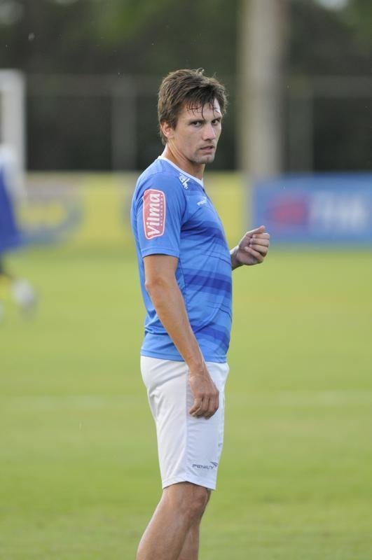 Imagens do treino do Cruzeiro na tarde desta quarta-feira, na Toca da Raposa II. Na foto, o zagueiro Paulo Andr