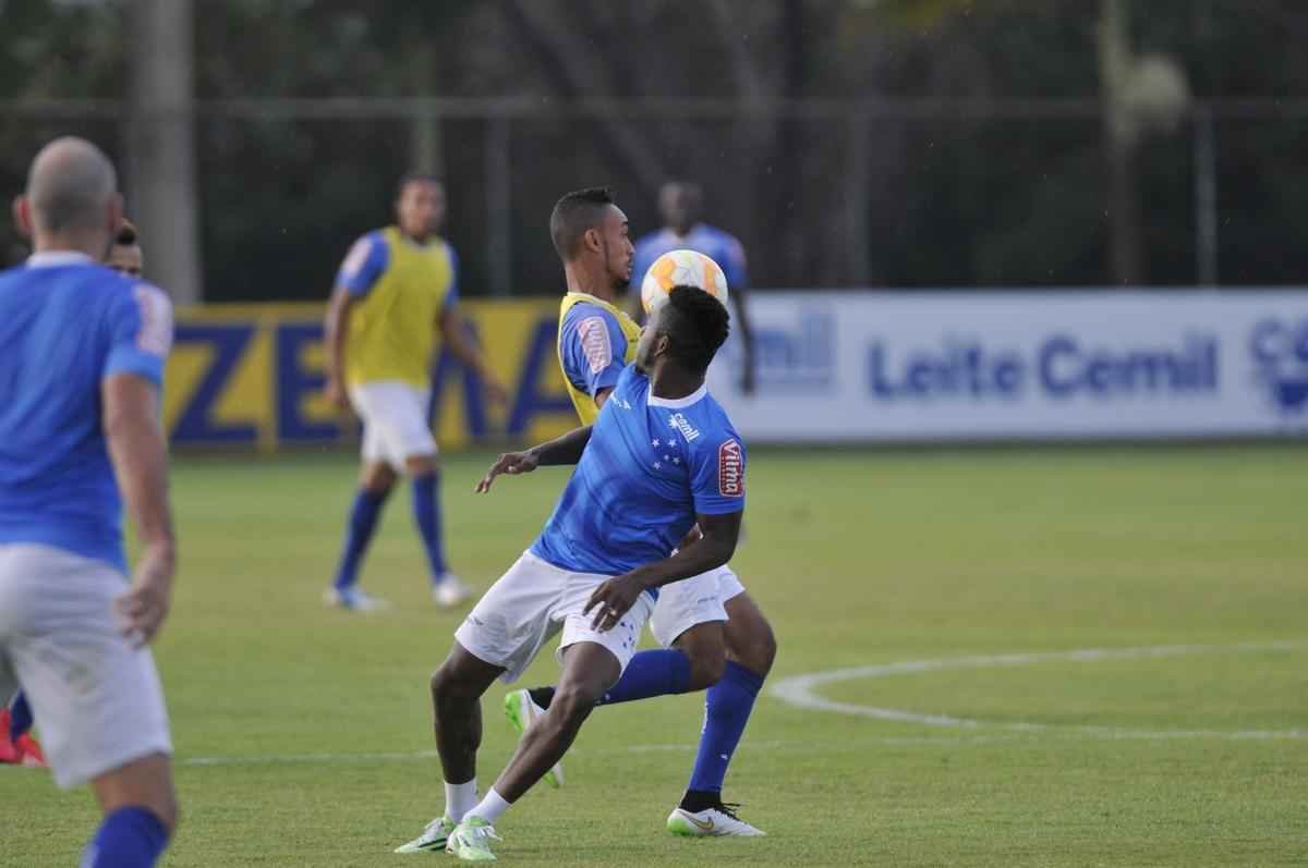 Imagens do treino do Cruzeiro na tarde desta quarta-feira, na Toca da Raposa II.