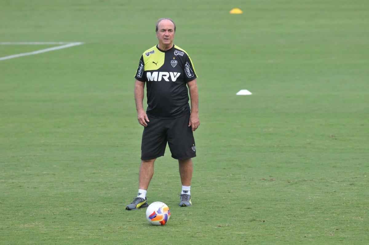 Tcnico Levir Culpi durante atividade na Cidade do Galo