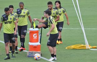 Leonardo Silva voltou a treinar com os companheiros