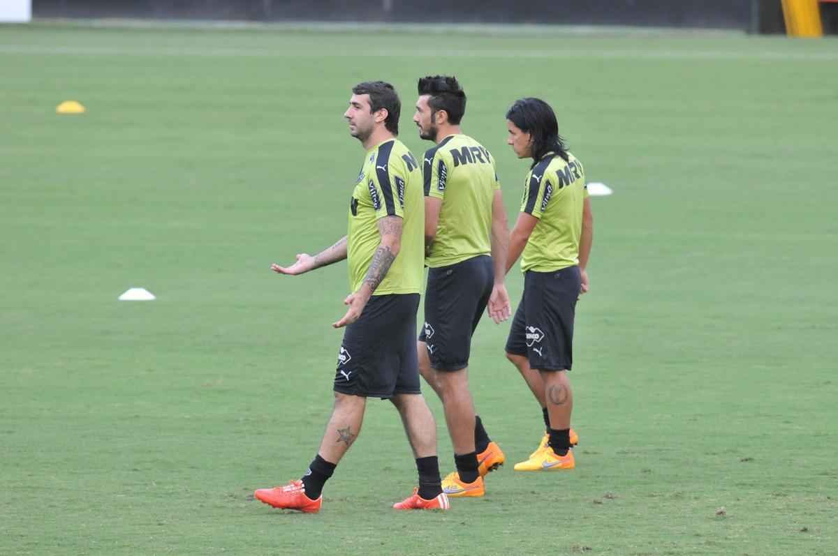 Pratto, Dtolo e Crdenas durante treino na Cidade do Galo
