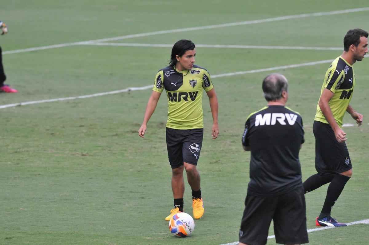 Meia colombiano Crdenas durante treino na Cidade do Galo
