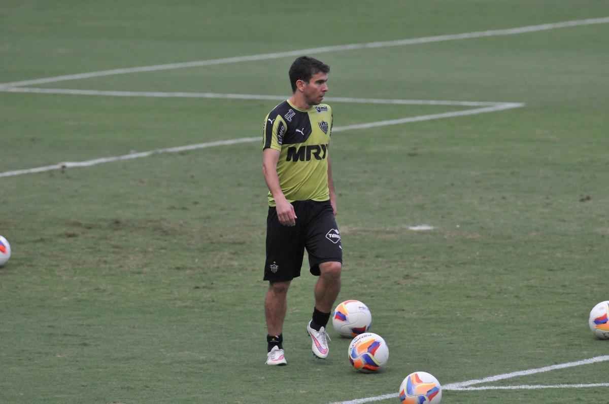 Volante Leandro Donizete durante treino na Cidade do Galo