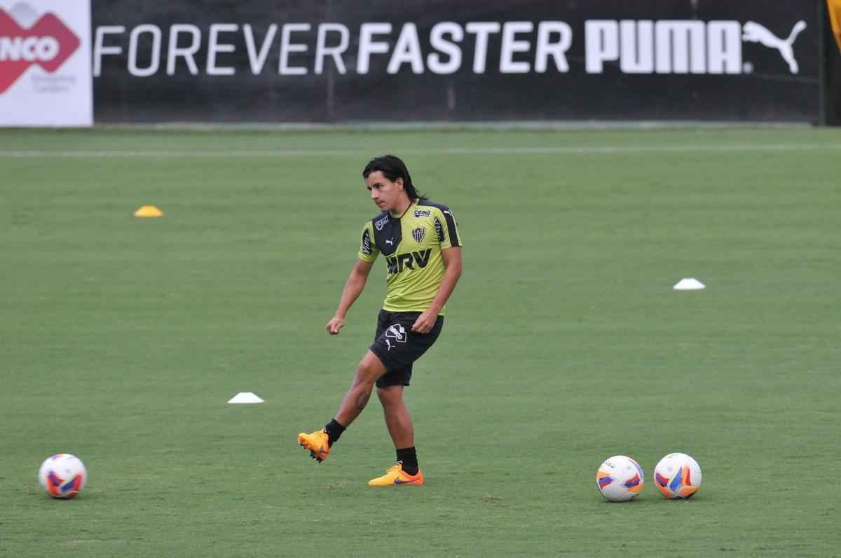 Meia colombiano Crdenas durante treino na Cidade do Galo