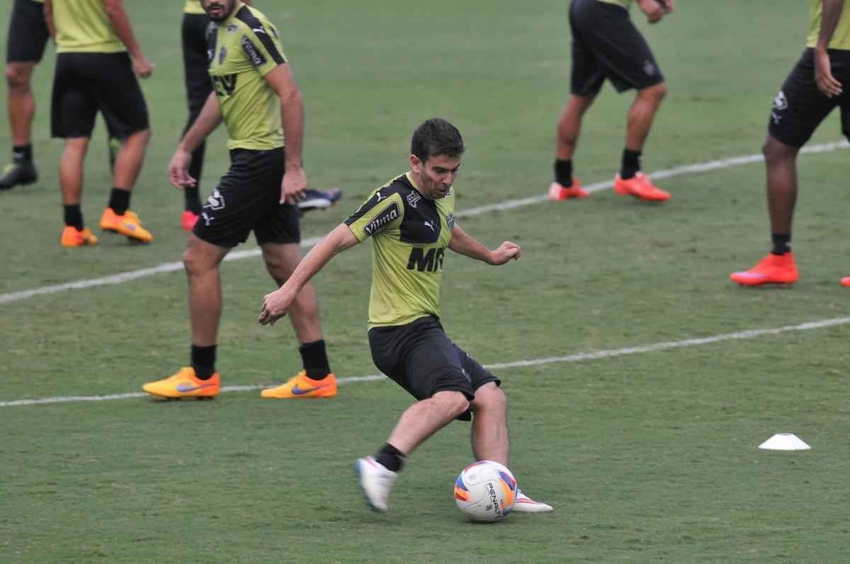 Volante Leandro Donizete durante treino na Cidade do Galo
