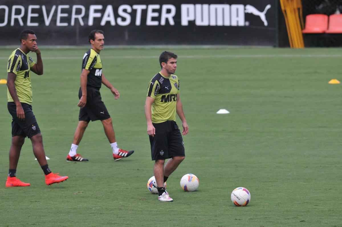 Volante Leandro Donizete durante treino na Cidade do Galo