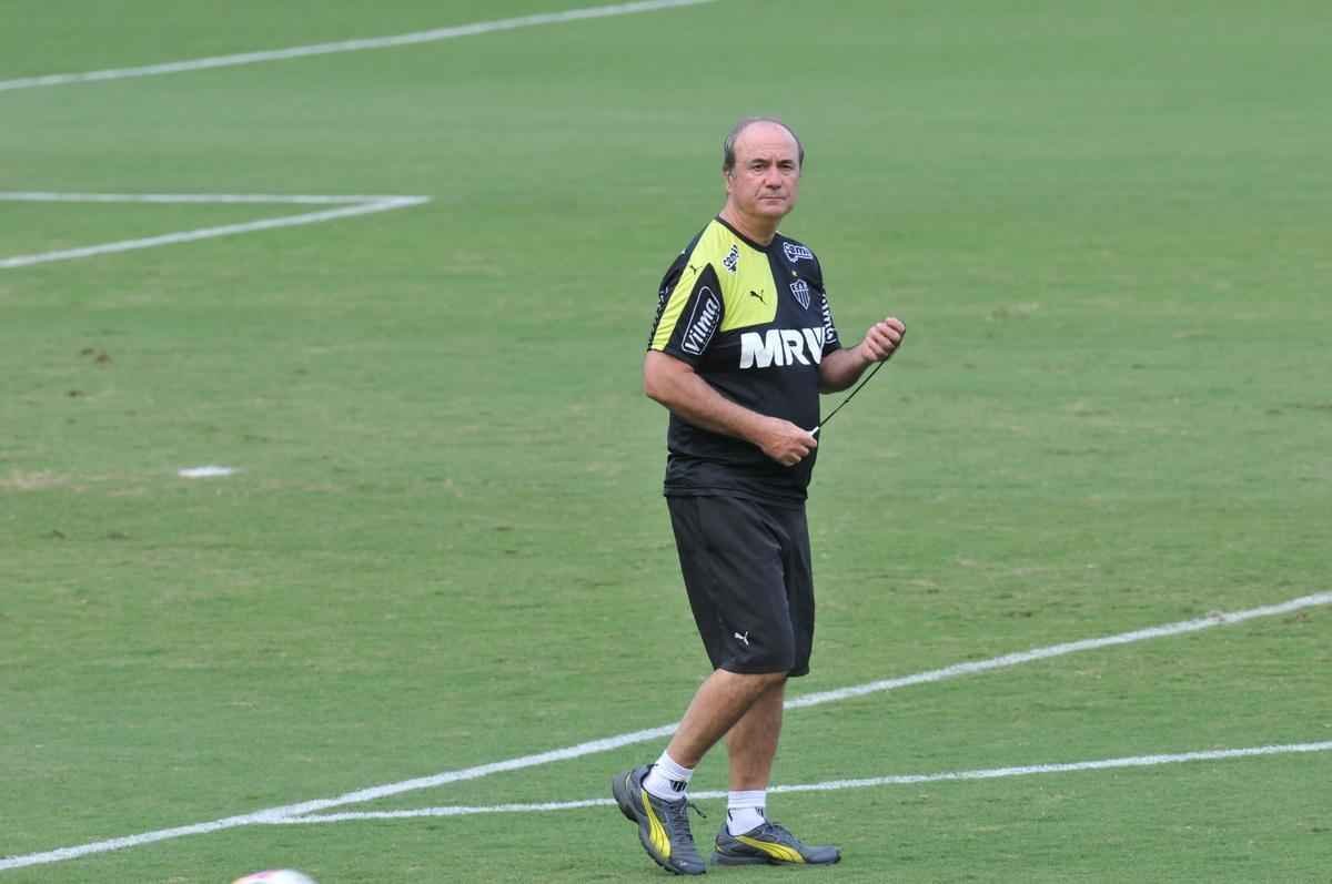 Tcnico Levir Culpi durante atividade na Cidade do Galo