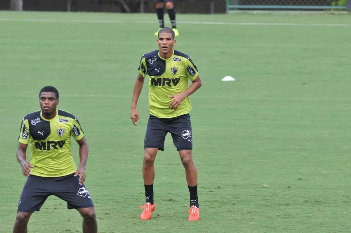 Zagueiro Leonardo Silva se recuperou de contuso e voltou a treinar com bola