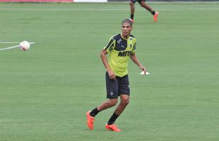 Zagueiro Leonardo Silva se recuperou de contuso e voltou a treinar com bola