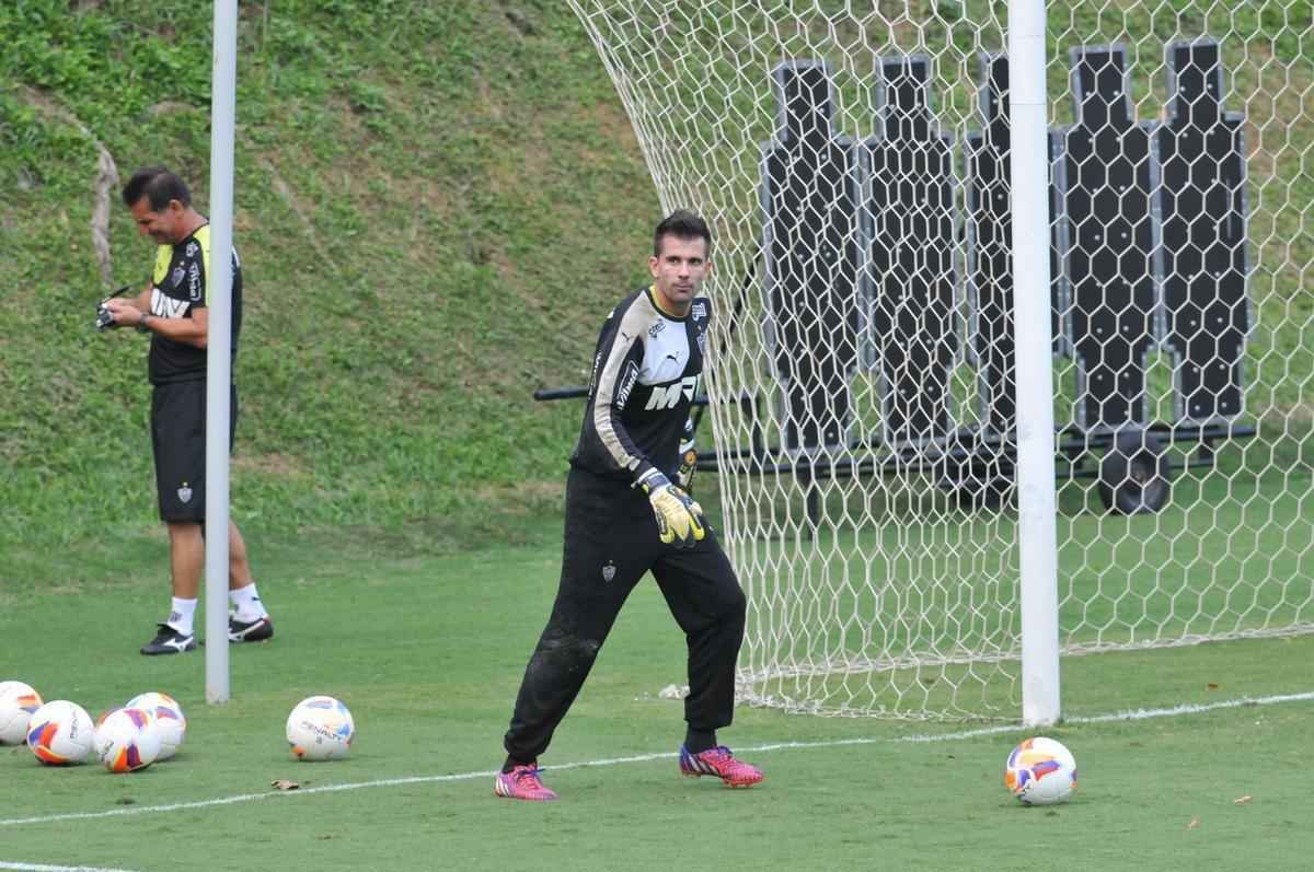 Goleiro Victor durante treino especfico na Cidade do Galo