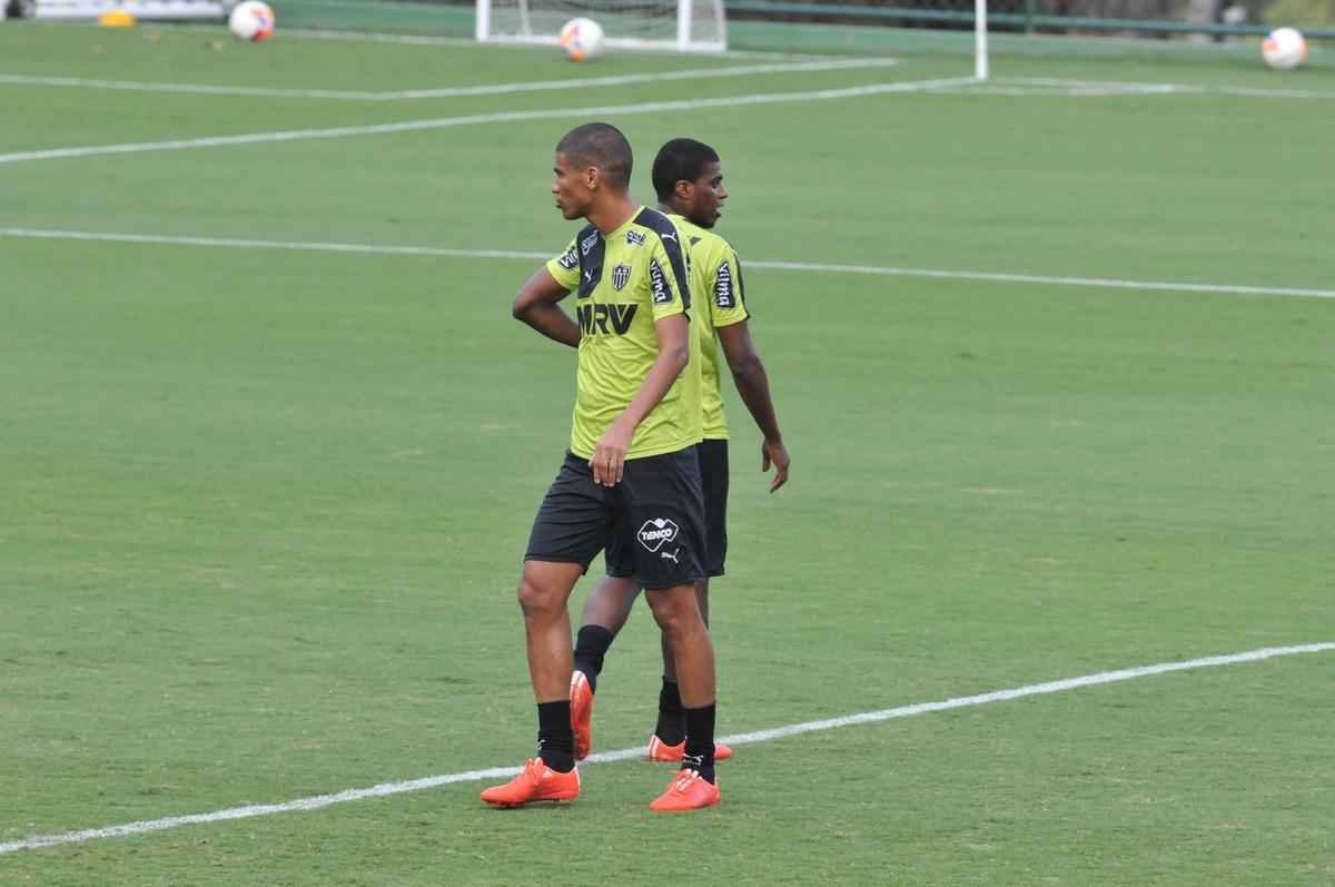 Zagueiro Leonardo Silva se recuperou de contuso e voltou a treinar com bola