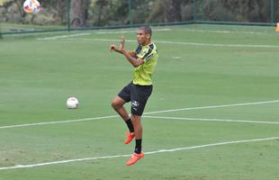 Zagueiro Leonardo Silva se recuperou de contuso e voltou a treinar com bola