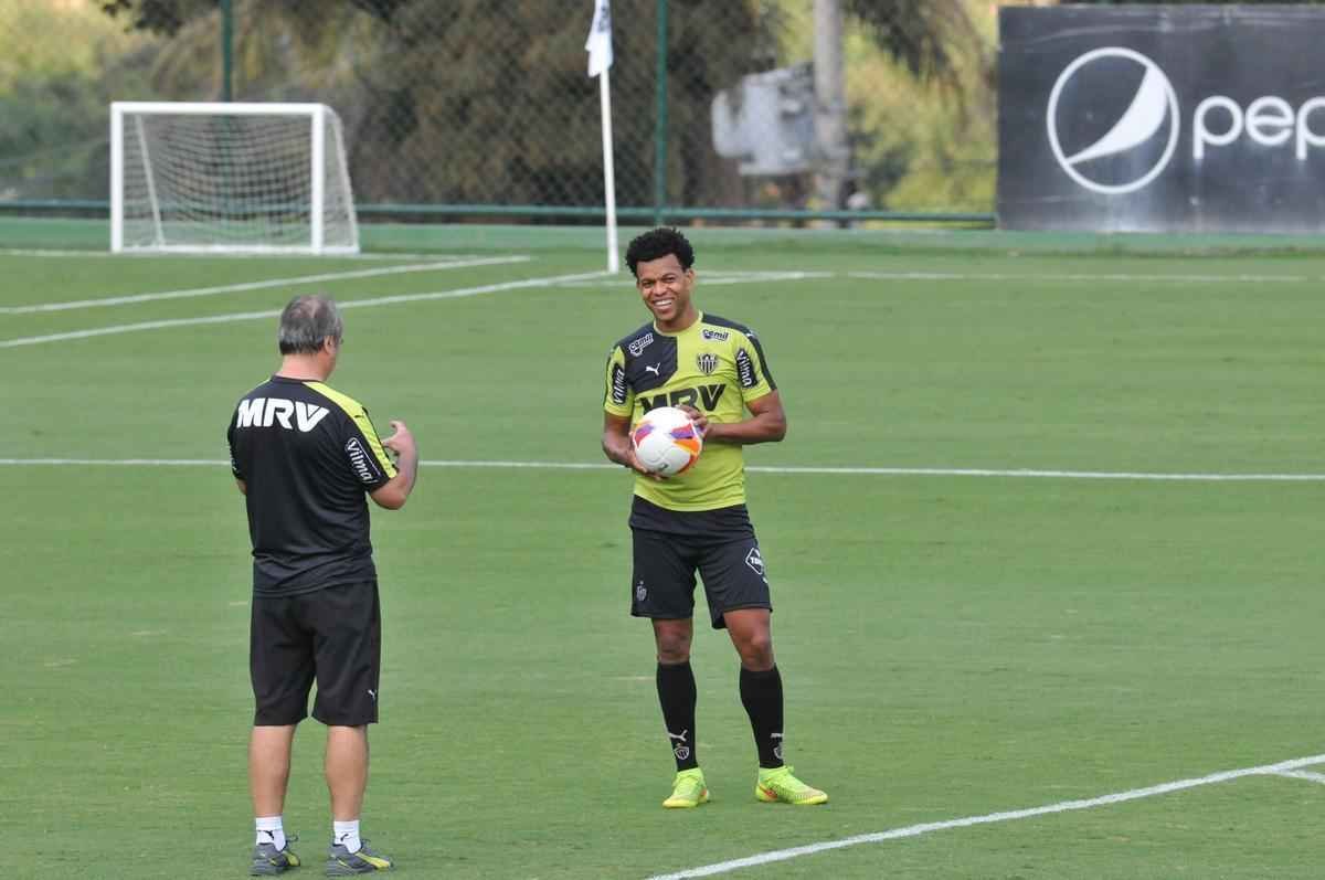 Zagueiro Edcarlos em conversa com o tcnico Levir Culpi durante treino na Cidade do Galo