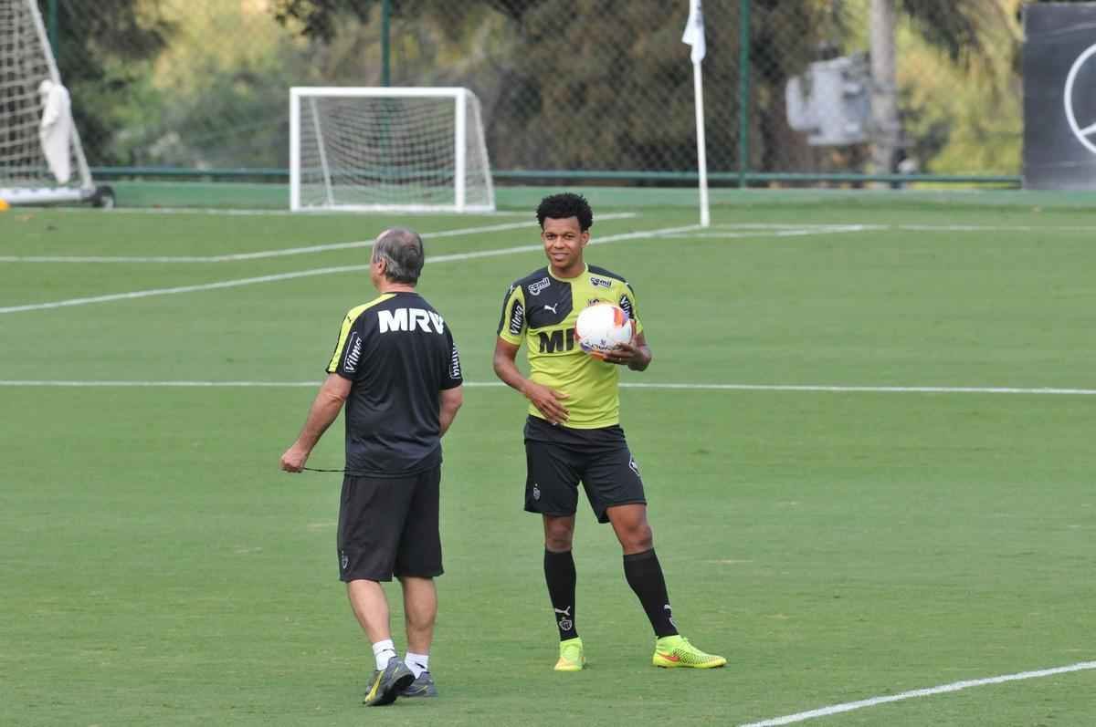 Zagueiro Edcarlos em conversa com o tcnico Levir Culpi durante treino na Cidade do Galo