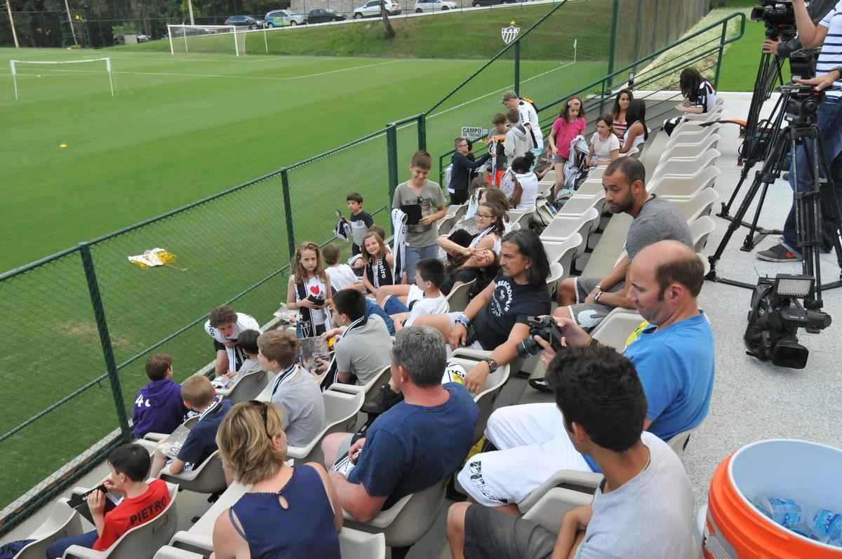 Crianas da escolinha do PSG em visita  Cidade do Galo